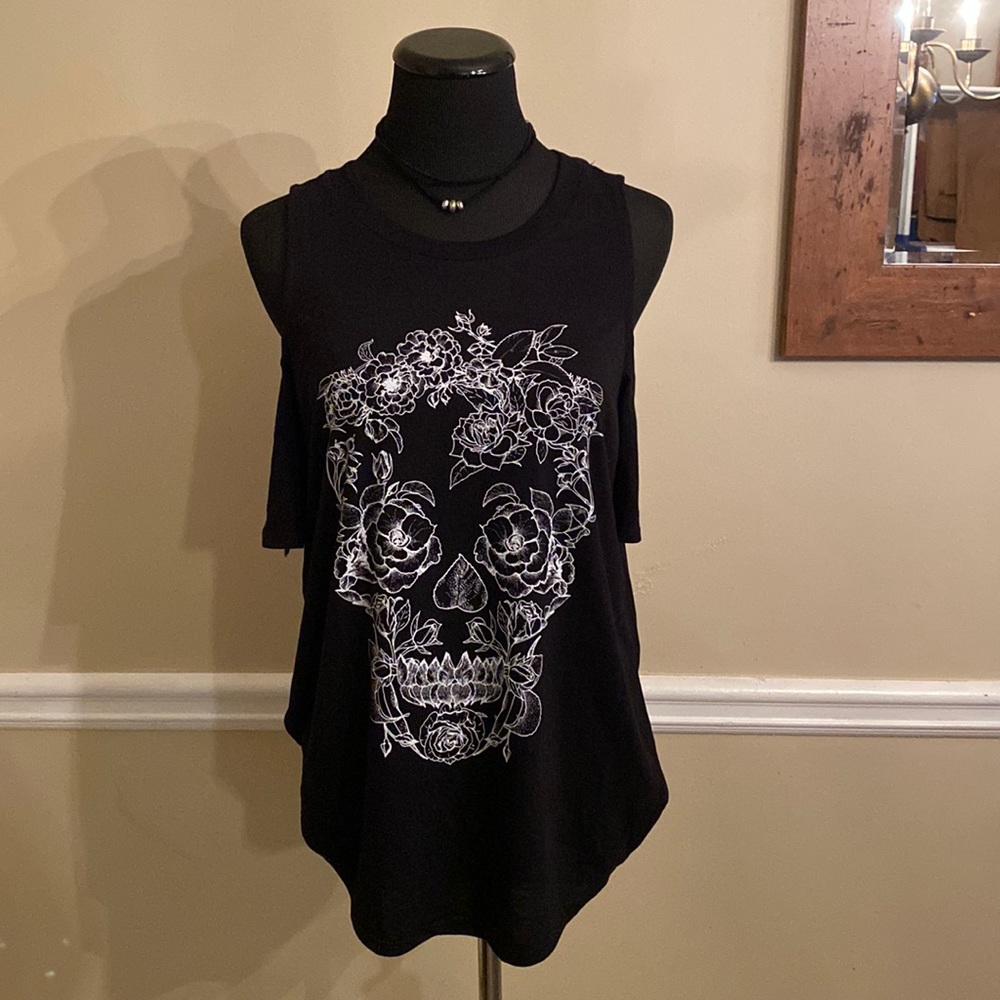 Floral skull graphic Hot Topic cold shoulder t-shirt. Has rings along sleeves.